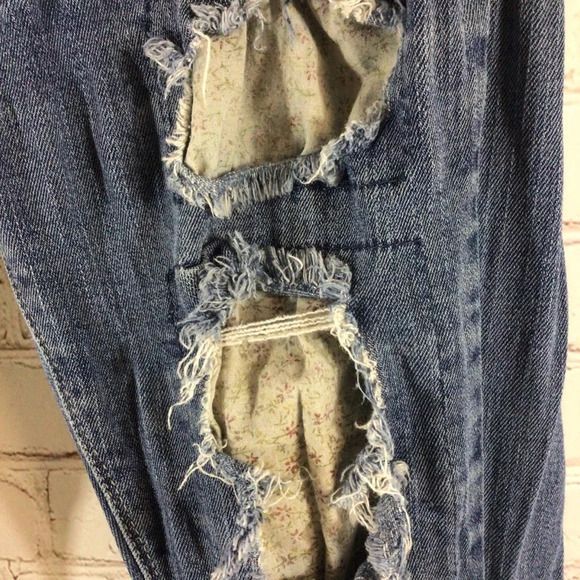 Junior’s Red Rivet Distressed Medium Wash Denim Blue Jeans - Size 5 - Picture 3 of 10